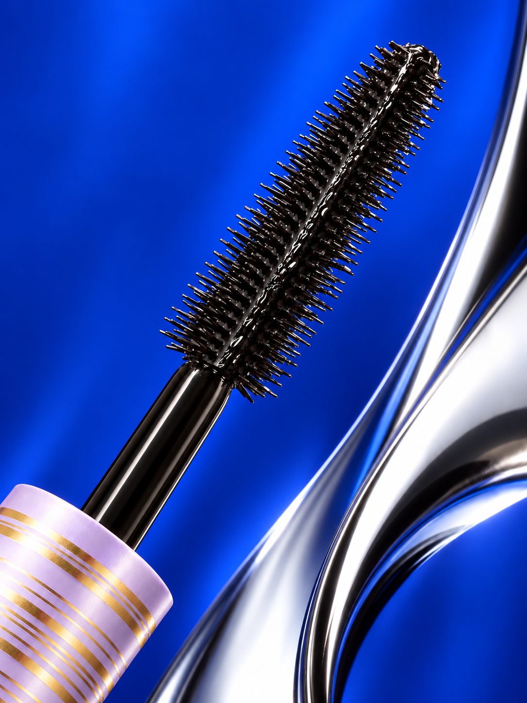 Close-up of the molded mascara comb and its fine bristles